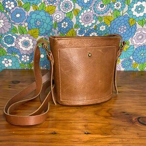 Madewell The Small Transport Leather Bucket Bag in English Saddle